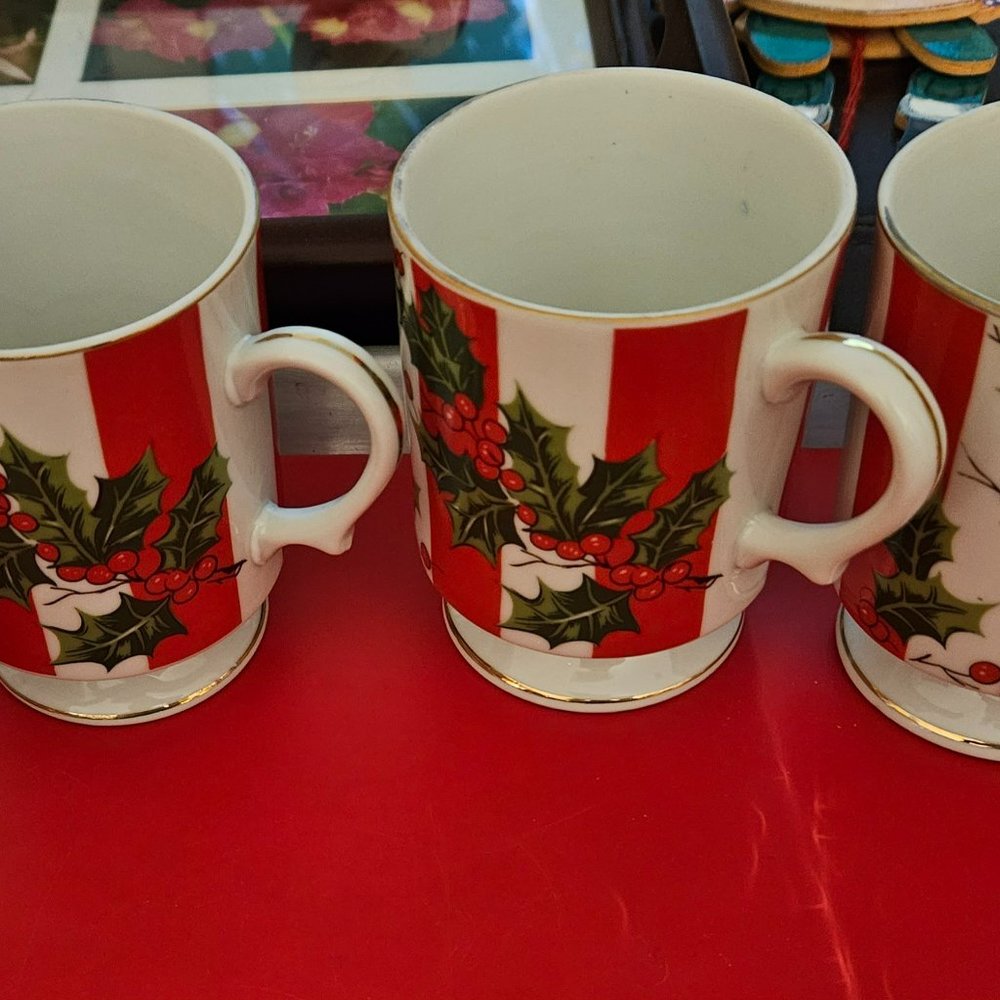 Lefton vintage set/4 Christmas mugs pedestal holly berry coffee teacups